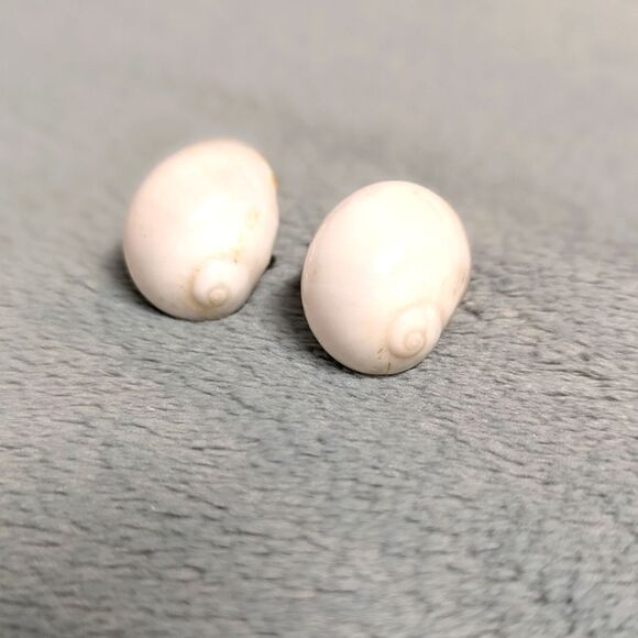 Vintage 80's White Sea Shell Pierced Earrings - Picture 3 of 6